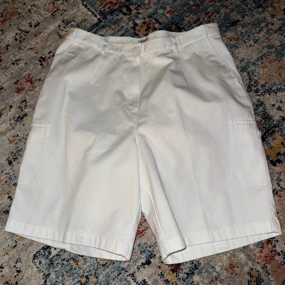 L.L Bean wrinkle-free white Bayside Bermuda Shorts
Size 18